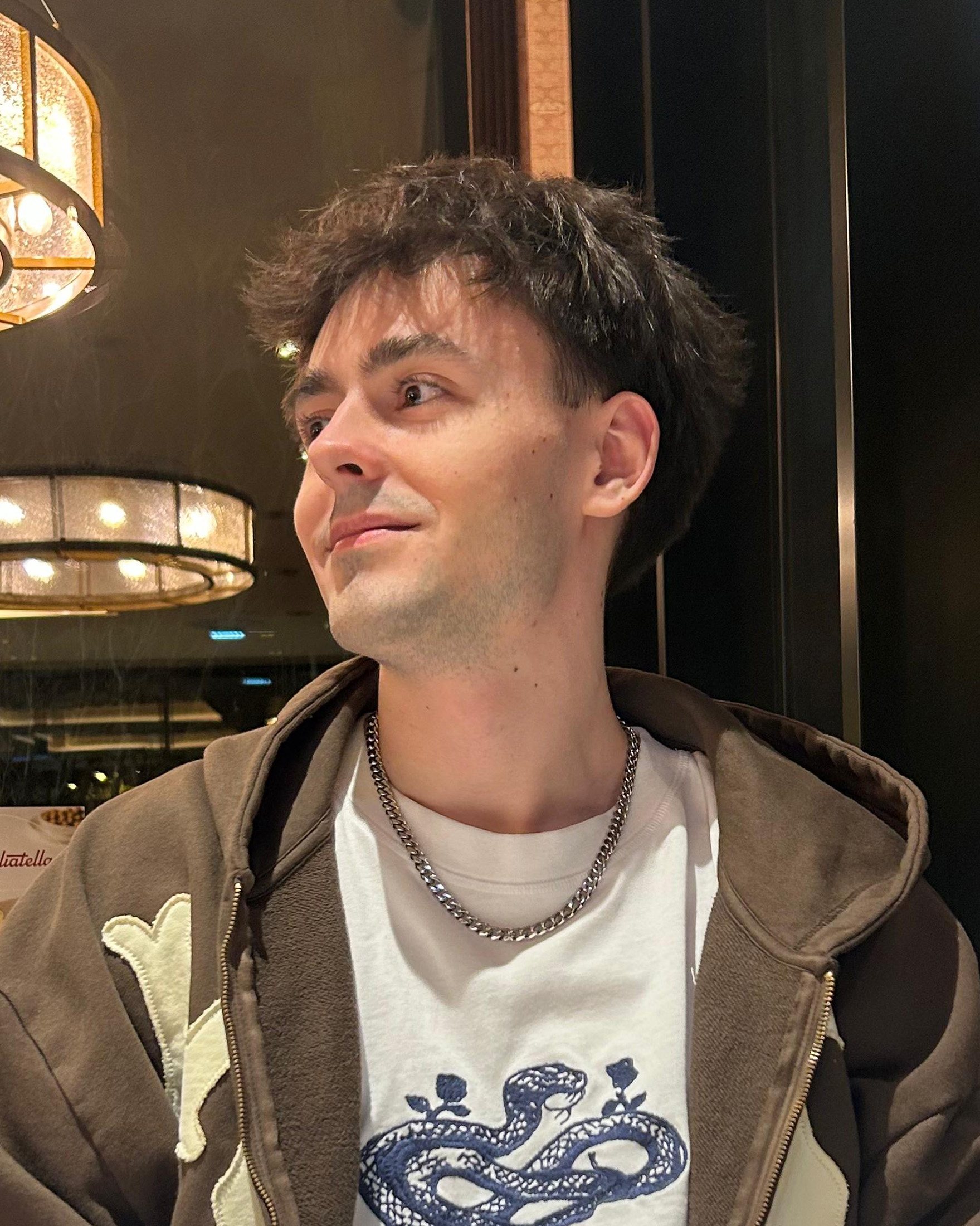 Raúl, diseñador gráfico, mirando de perfil