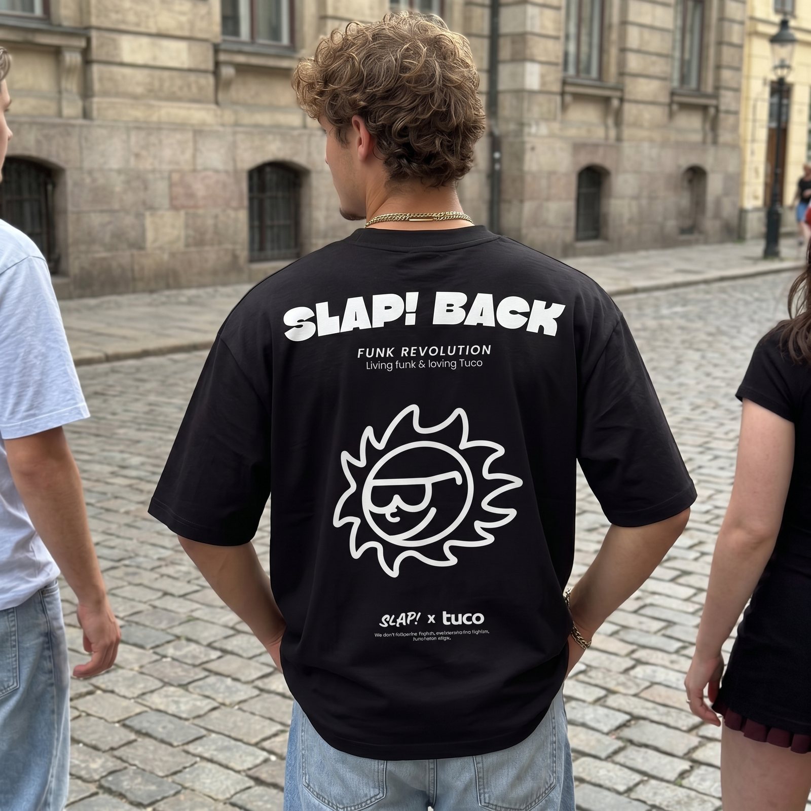Camiseta SLAP! BACK en la calle