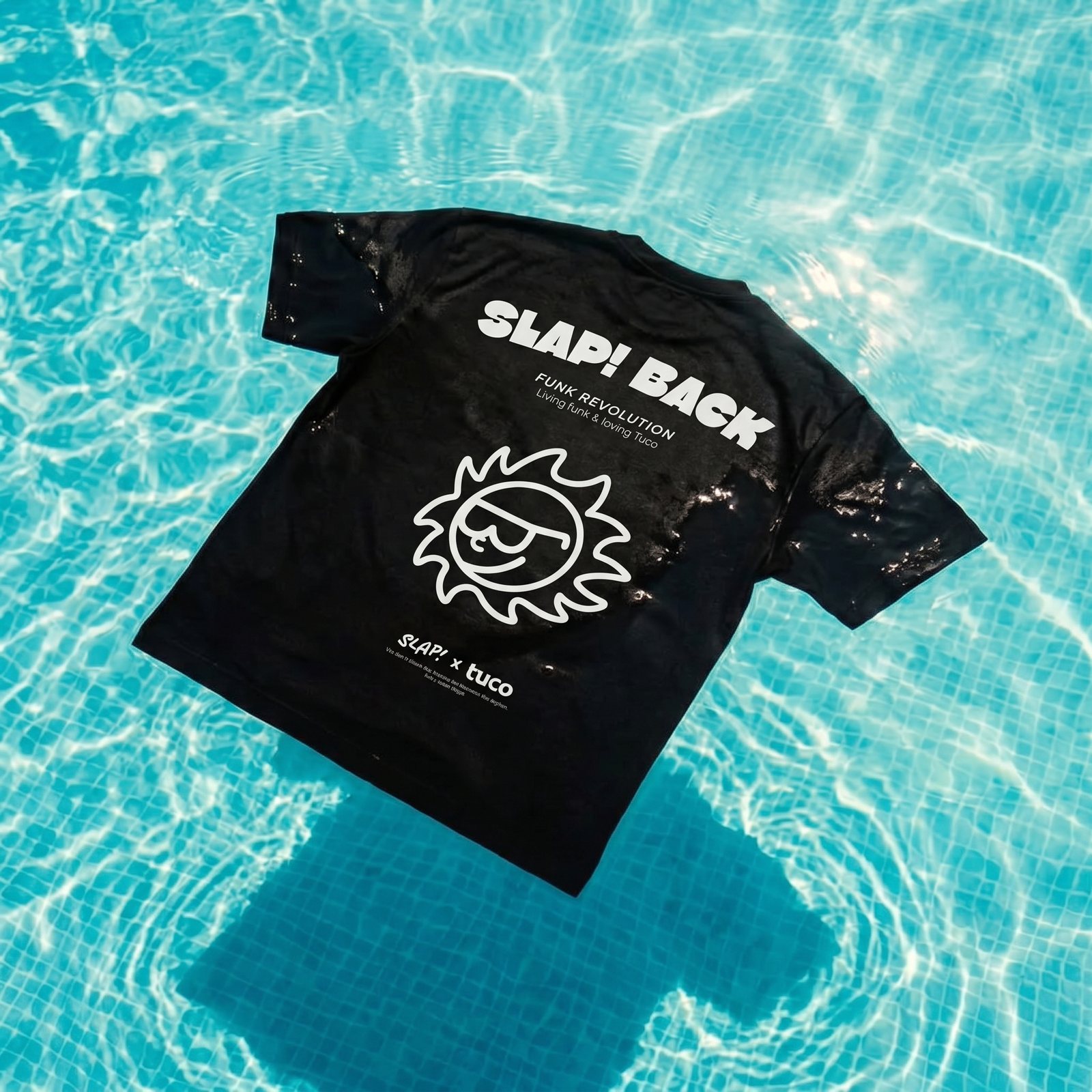 Camiseta SLAP! BACK flotando en una piscina